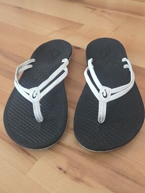 🖤🤍 OluKai Black Footbed Sandals with White Straps